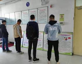 说明: C:\Users\Administrator\Desktop\公寓管理科近期工作推送素材\照片\公寓管理科联合校医院宣传传染病知识\学生观看预防传染病知识展板1.jpg